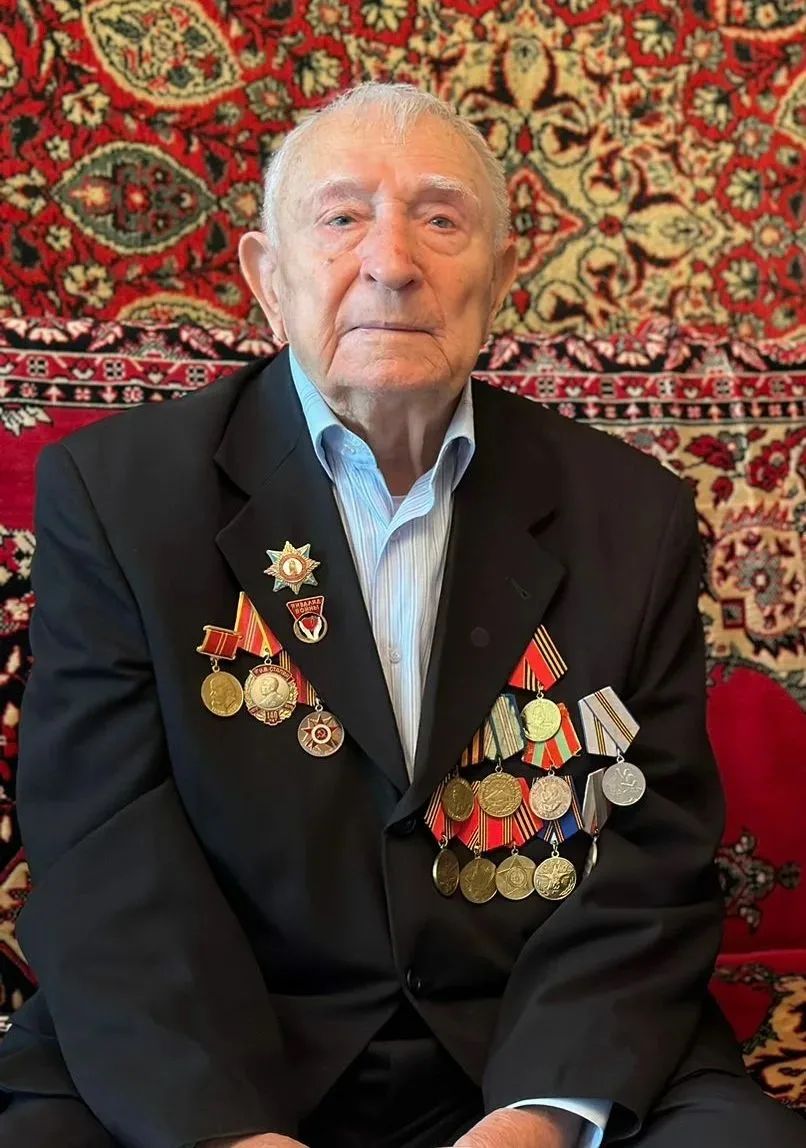 Магомед Рамазанов поздравил с 99-летием ветерана Юрия Петрухина