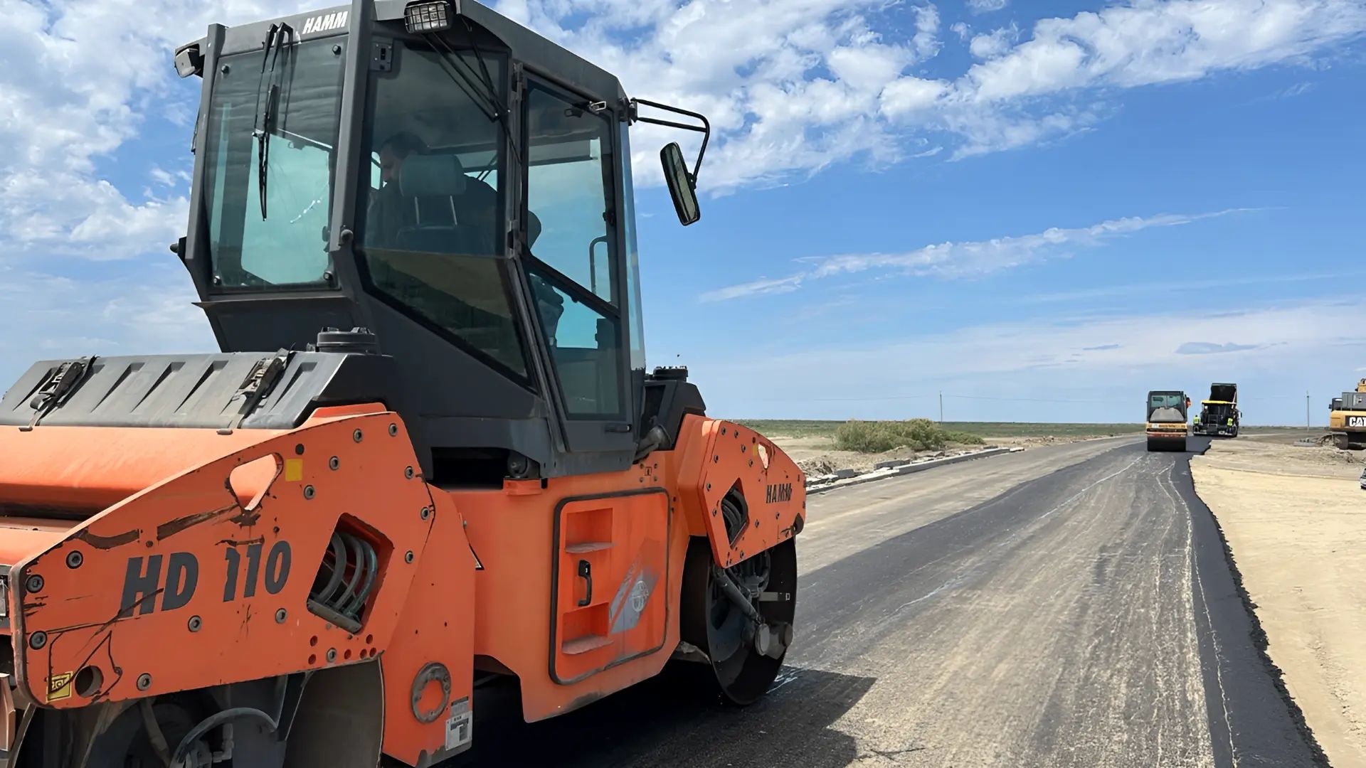 На трассе к Аграханскому заказнику укладывают асфальт