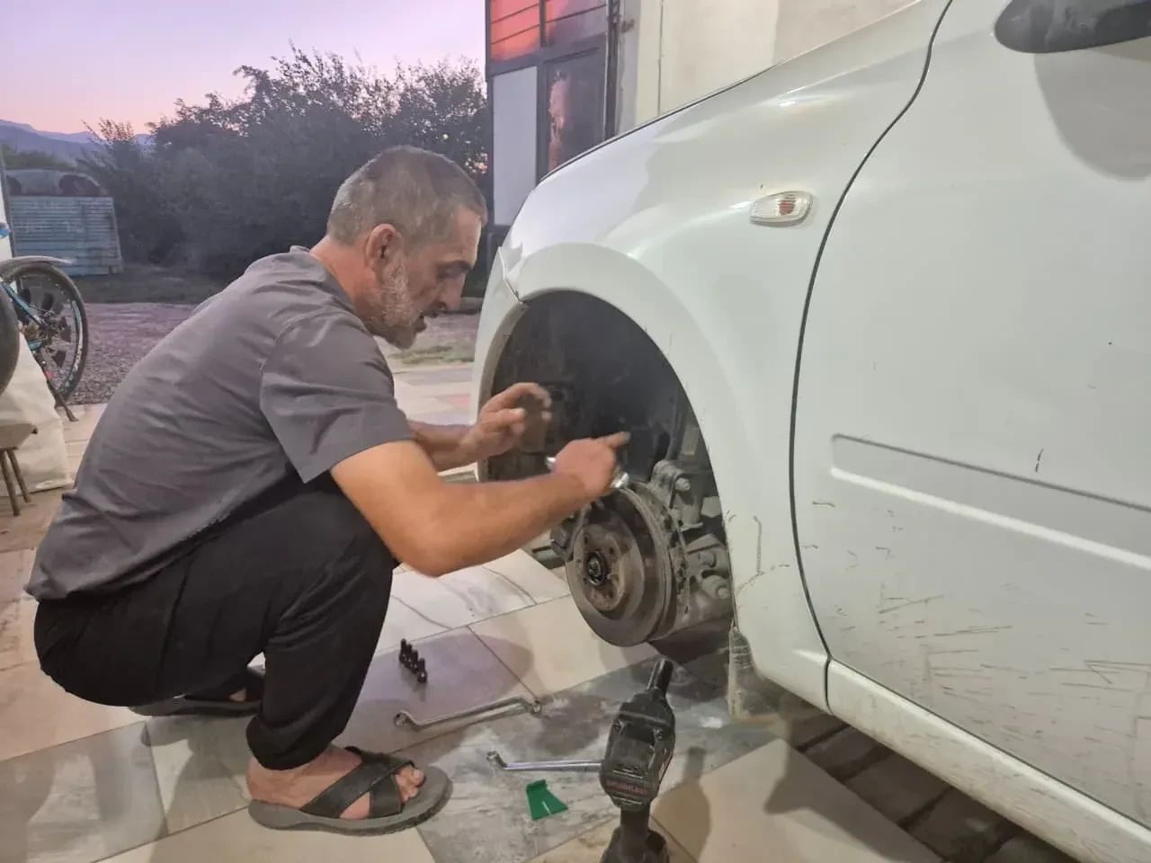 Ветеран СВО из Казбековского района открыл автомастерскую