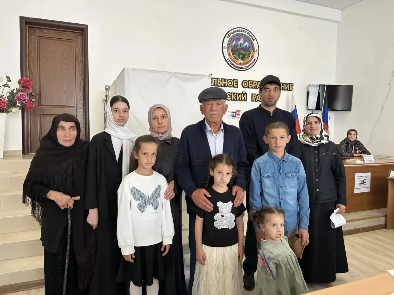 Заслуженный учитель Дагестана пришёл на выборы с детьми и внуками