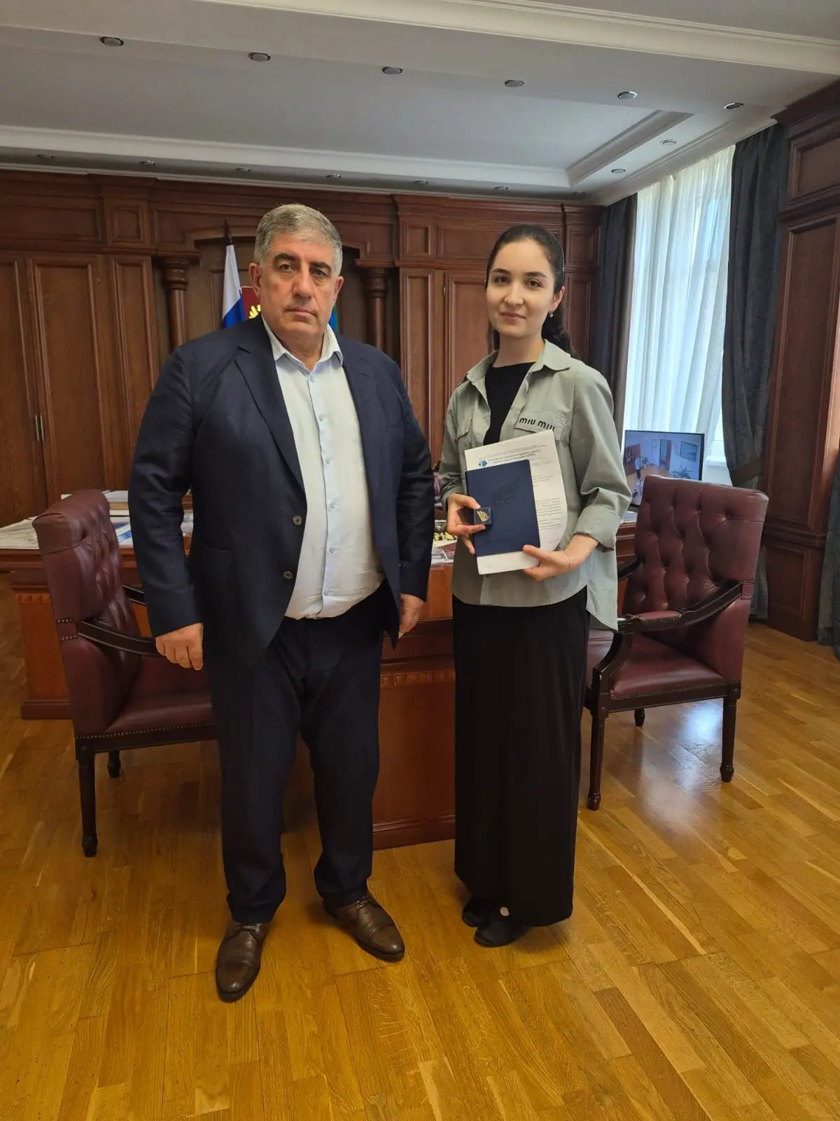 Ректор ДГПУ Нариман Асваров наградил магистранта стипендиата Правительства РФ