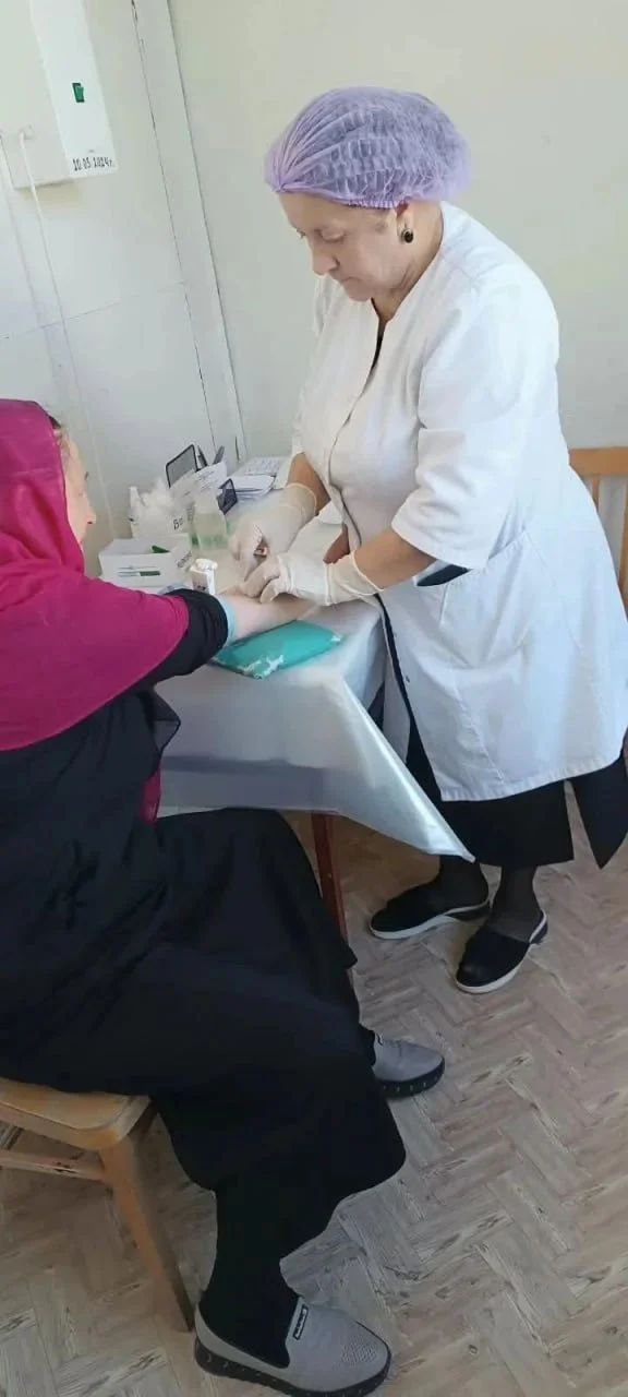 Пожилым жителям Ахтынского района соцслужба помогают попасть к врачу