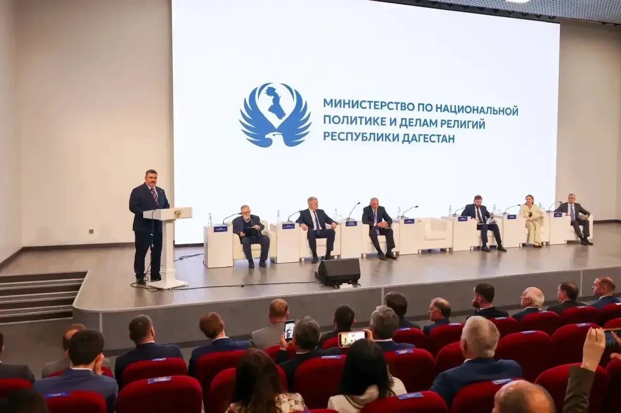 Глава Дагестана принял участие в пленарной дискуссии Межрегиональной конференции