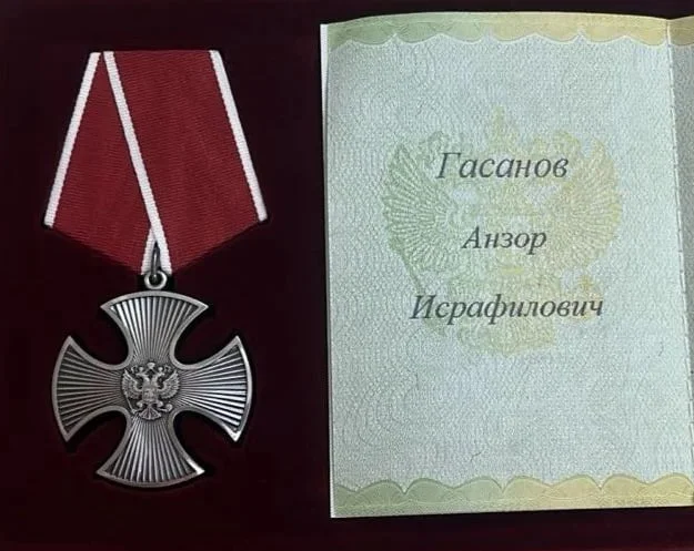 Семье дербентского бойца Анзора Гасанова вручили орден Мужества