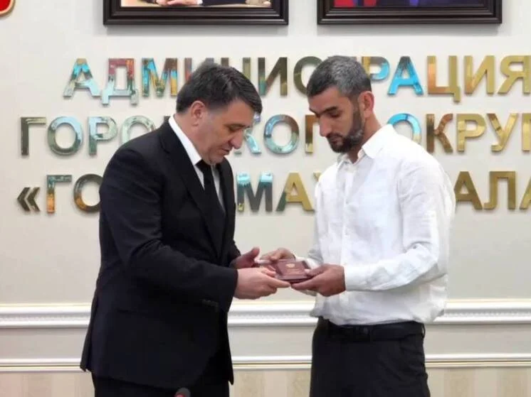 Салавов вручил награды родным героев