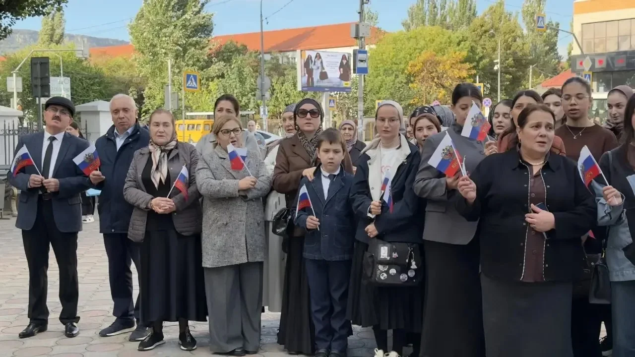 В ДГПУ продолжается традиция еженедельного исполнения Гимна РФ по понедельникам