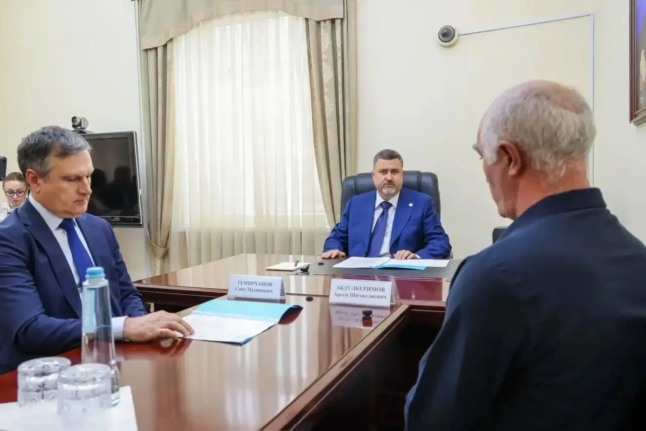 Глава Дагестана провел личный прием граждан