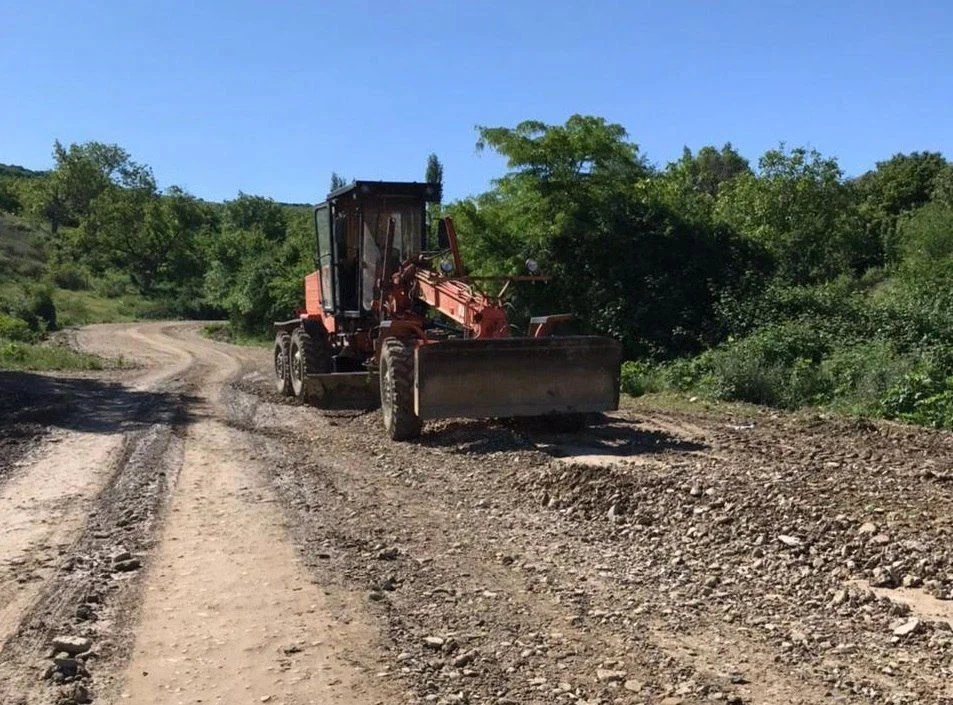 Дорожники Дагестана продолжают содержание и благоустройство дорог