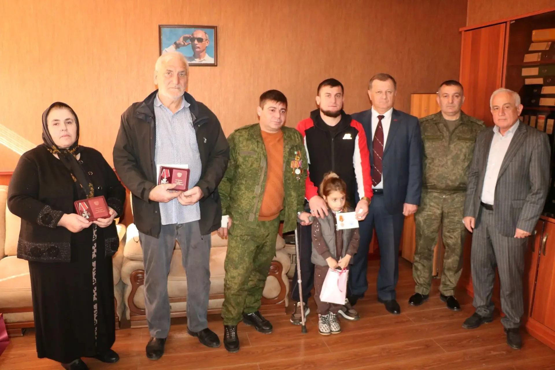 В Казбековском районе вручили награды героям СВО