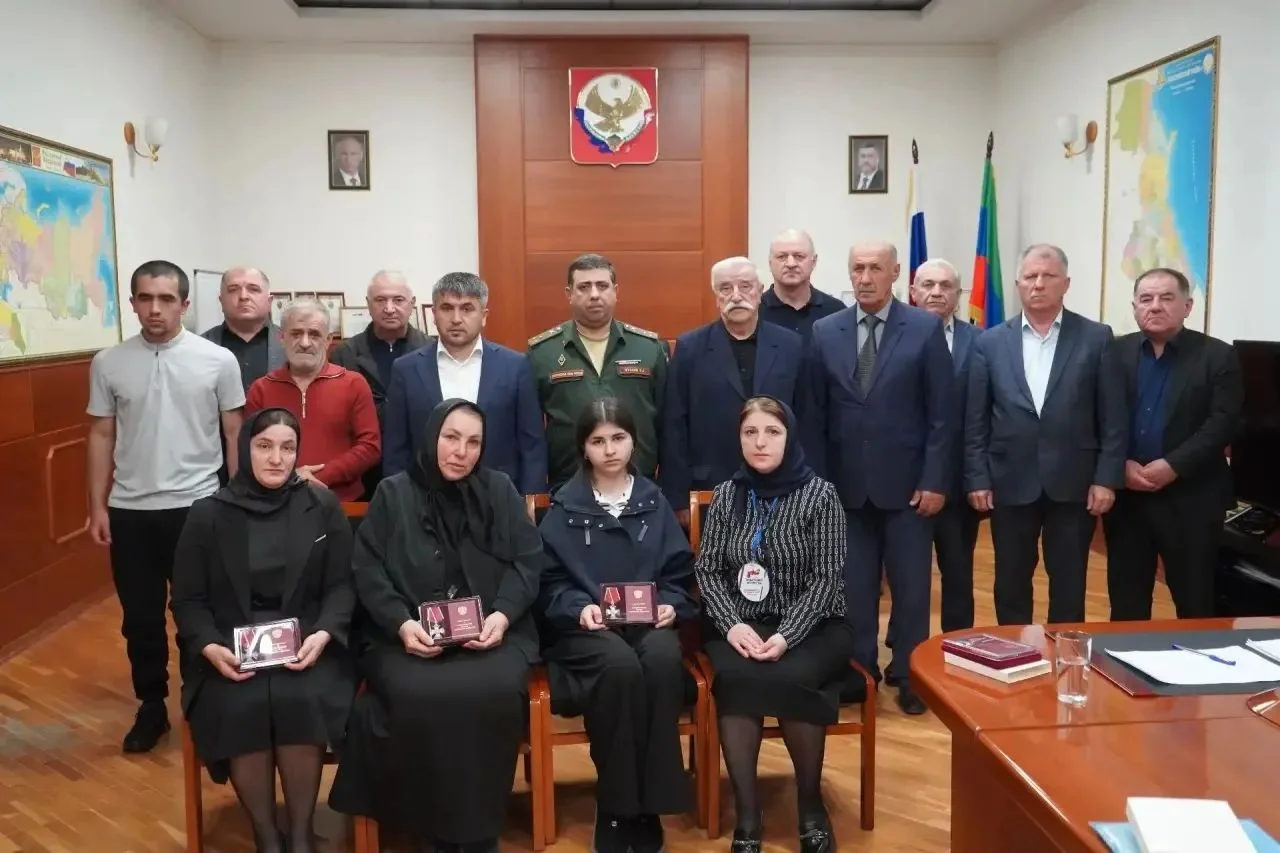 В Табасаранском районе передали семь орденов Мужества семьям погибших бойцов