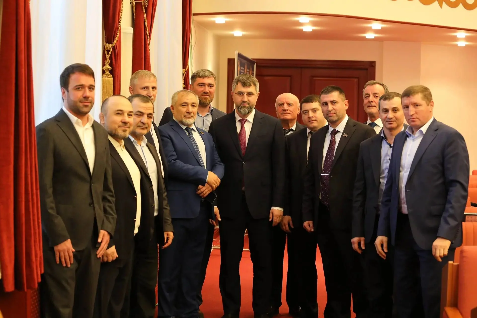 Рамазанов встретился с фракциями парламента Дагестана