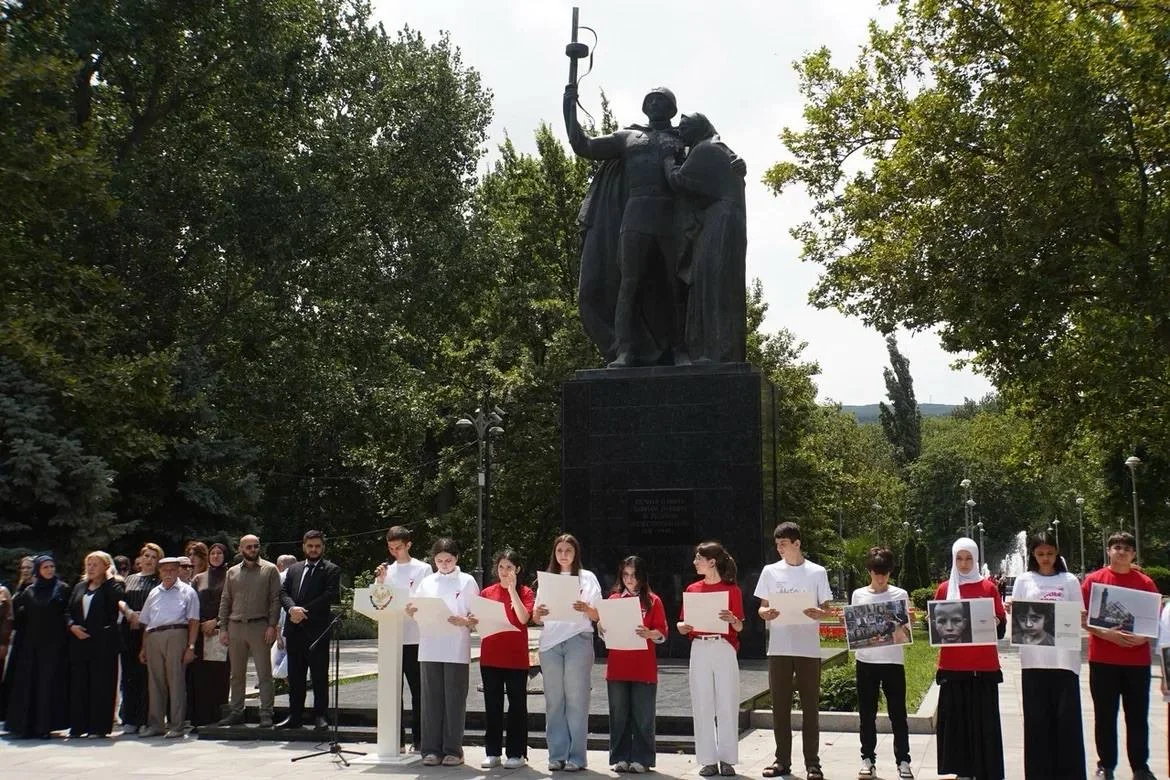 В День памяти детей – жертв войны в Донбассе в парке Махачкалы состоялась траурная акция-реквием