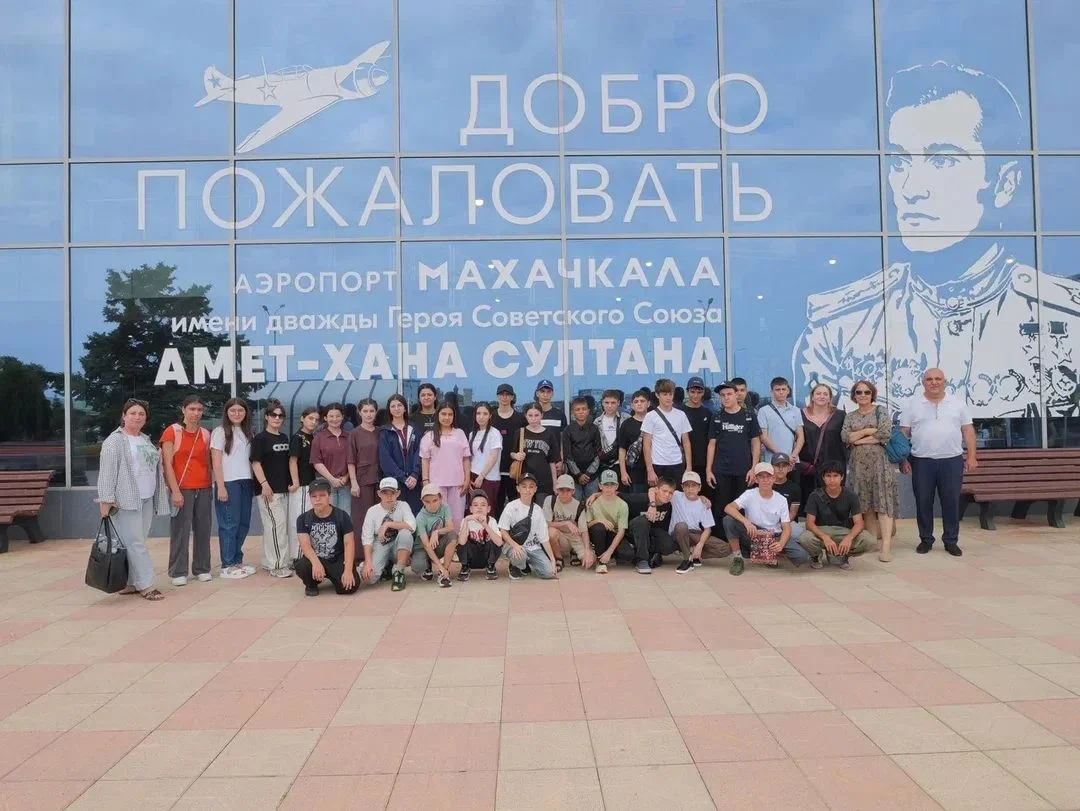 100 дагестанских школьников отправились в Санкт-Петербург на третью смену