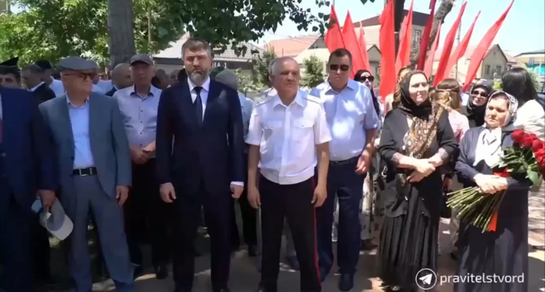 В Махачкале открыли памятник Герою России Адильгерею Магомедтагирову