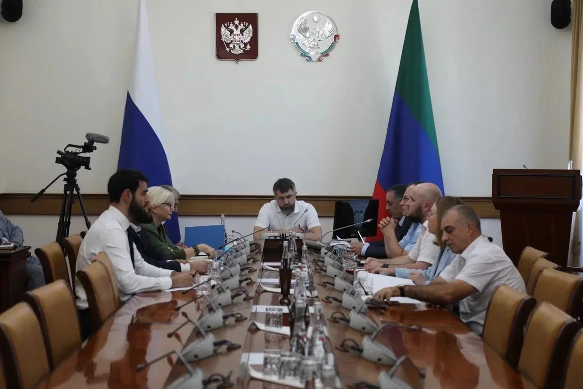 Магомед Рамазанов поручил усилить контроль за медициной, фармацевтикой и косметологией в Дагестане