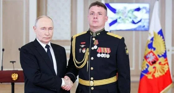 Владимир Путин наградил уроженца Кизлярского района медалью "За храбрость"